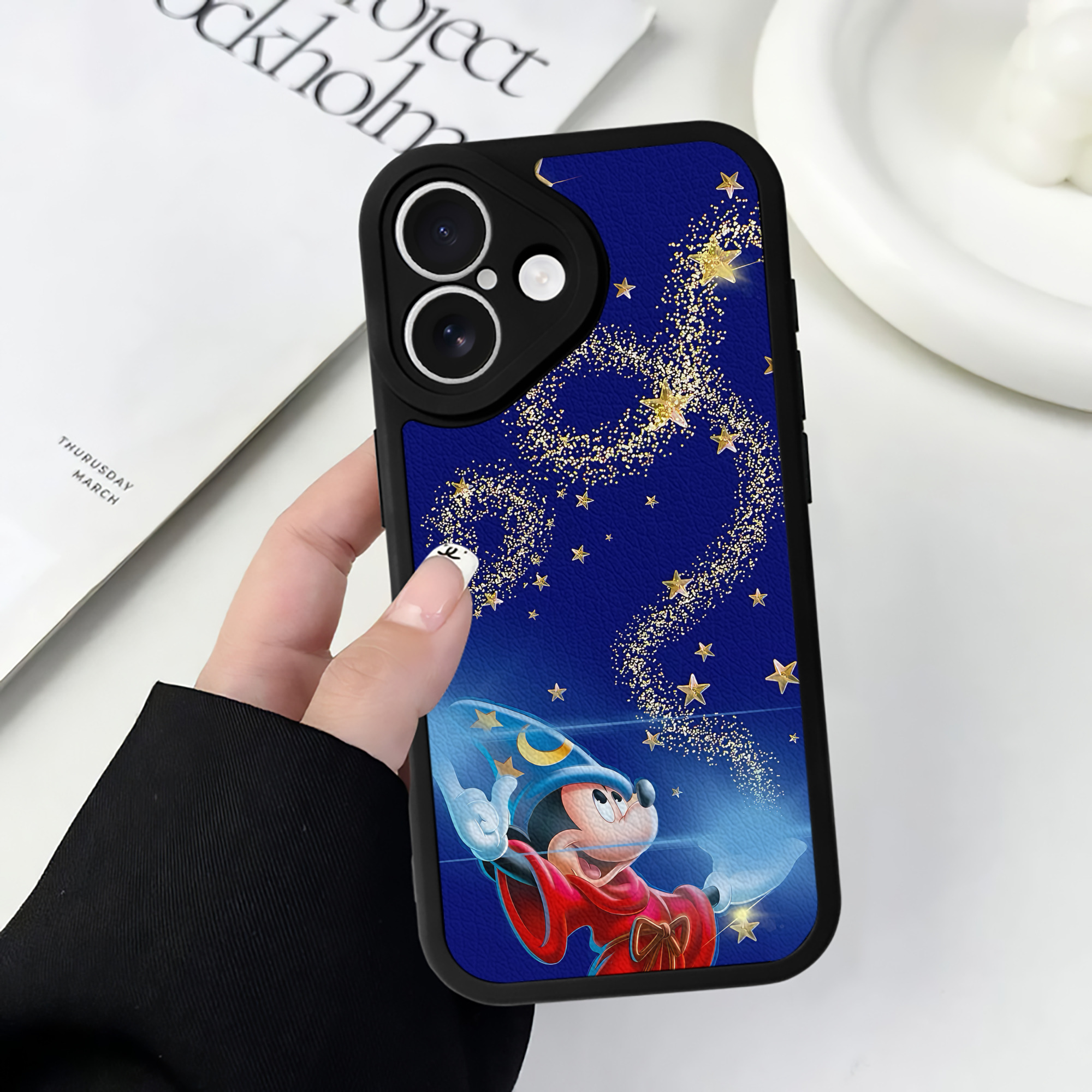 （画像用） ミッキーマウス Mickey Mouse 【iPhone 16シリーズ対応】シリコンスマホケース（レザー調） 材質：シリコン